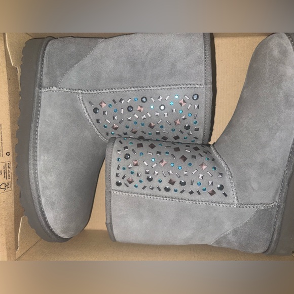 UGG CLASSIC SHORT STUD II CHARCOAL - Picture 5 of 10